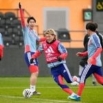 　イングランド戦に向け調整する鎌田（左から２人目）、堂安（中央）ら＝ロンドン（共同）