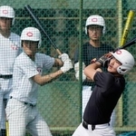 　打撃練習する智弁学園ナイン＝兵庫県西宮市