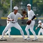 　守備練習する大阪桐蔭ナイン＝兵庫県西宮市