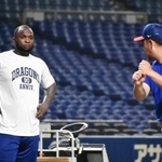 　松中打撃統括コーチ（右手前）から指導を受ける中日・サノー（左から２人目）＝バンテリンドーム