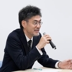 　記者会見する長崎みなとメディカルセンターの早川航一救命救急センター長＝３０日午前、長崎市役所