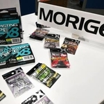 　イベント会場に並ぶ日本メーカー「もりげん」の釣り糸と釣り針＝２月、中国・上海（共同）