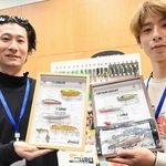 　トークイベントで日本メーカーのルアーを手にする販売員＝２月、中国・上海（共同）
