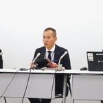 　記者会見する横浜市教委の担当者ら＝３０日午前、横浜市役所