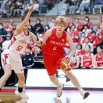 　デンソー-富士通　第２クオーター、攻め込むデンソー・高田＝豊田市総合体育館