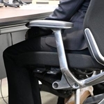 　元コーチの在宅起訴について記者会見する女性＝３０日午後、広島市中区