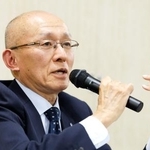 　提訴後に記者会見する高羽悟さん＝３０日午後、名古屋市