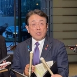 　記者団の取材に応じる赤沢経産相＝３０日午後、首相官邸