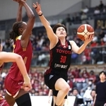 　トヨタ自動車-トヨタ紡織　第２クオーター、シュートを放つトヨタ自動車・三浦＝豊田市総合体育館