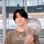 　今季最終戦を終えて帰国したスノーボード男子ハーフパイプの戸塚優斗＝３０日、羽田空港