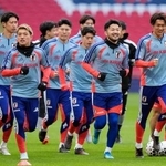 　イングランド戦に向け最終調整する堂安（手前左）ら日本代表＝ロンドン（共同）