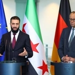 　３０日、ベルリンで記者会見するドイツのメルツ首相（右）とシリアのシャラア暫定大統領（ロイター＝共同）