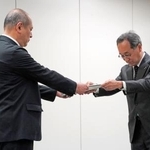 　原子力規制委に報告書を提出する中部電力の豊田哲也原子力本部長（右）＝３１日午前、東京都港区