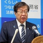 　記者会見する平口法相＝３１日、法務省