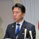 　記者会見する小泉防衛相＝３１日午前、国会