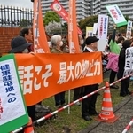 　陸自健軍駐屯地の正門前で行われた長射程ミサイル配備に対する抗議活動＝３１日午前、熊本市