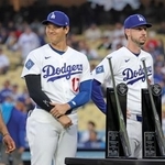 　シルバースラッガー賞の表彰で、笑顔を見せるドジャース・大谷。その右は同じく受賞者のタッカー＝ロサンゼルス（共同）