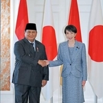 　首脳会談を前に握手を交わす高市首相（右）とインドネシアのプラボウォ大統領＝３１日午前、東京・元赤坂の迎賓館（代表撮影）