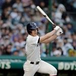 　智弁学園-大阪桐蔭　２回表大阪桐蔭１死二塁、中村が右前に先制打を放つ＝甲子園