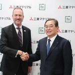 　記者会見で握手する三菱マテリアルの田中徹也社長（右）とリエレメントのカーク・テイラーＣＦＯ＝３１日午後、東京都千代田区