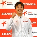 　記者会見でポーズをとる、ホンダに入社する陸上男子の柳田大輝＝３１日、埼玉県川越市の東洋大