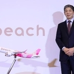 　刷新したロゴマークと機体デザインを発表するピーチ・アビエーションの大橋一成最高経営責任者＝３１日午後、大阪市北区
