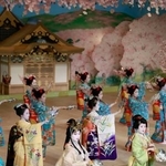 　「都をどり」に向けた稽古の総仕上げ「大ざらえ」で、舞を披露する舞妓や芸妓＝３１日午後、京都市東山区