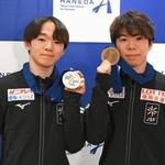 　メダルを手に撮影に応じる鍵山優真（左）と佐藤駿＝３１日、羽田空港