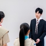 　富士スカウト章を受章したボーイスカウトと歓談される悠仁さま＝３１日午前、東京・元赤坂の赤坂東邸（宮内庁提供）