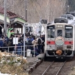　運行最終日を迎え、秩父別駅で多くの人に出迎えられた留萌線の列車＝３１日午後、北海道秩父別町