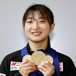 　プラハから帰国し、金メダルを手に取材に応じる坂本花織＝３１日、関西空港