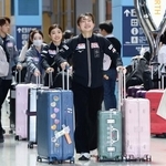 　プラハから帰国した坂本花織（手前）ら＝３１日、関西空港