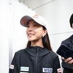 　取材に応じる高梨沙羅＝３１日、羽田空港