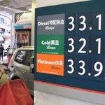 　香港の給油所に掲示されたガソリンなどの価格＝３１日（共同）