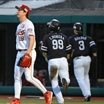 　４回、ソフトバンク・近藤（奥左）に勝ち越しの生還を許し顔をしかめる楽天・前田健＝楽天モバイルパーク