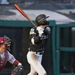 　４回ソフトバンク１死満塁、周東が勝ち越しとなる左犠飛を放つ。捕手太田＝楽天モバイルパーク