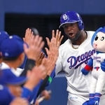 　２回、先制本塁打を放ちナインに迎えられる中日・サノー＝バンテリンドーム