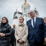 　３１日、ロシア軍による虐殺があったウクライナ・ブチャを訪れた欧州連合（ＥＵ）のカラス外交安全保障上級代表（中央）ら（ウクライナ外務省提供・ＡＰ＝共同）