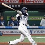 　４回西武無死一塁、小島が右越えにプロ初本塁打となる逆転２ランを放つ＝ベルーナドーム