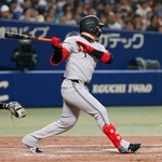 　９回巨人２死満塁、代打丸が右越えに走者一掃の決勝二塁打を放つ＝バンテリンドーム