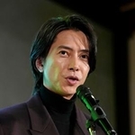 　フランスの農事功労章を授与され、あいさつする山下智久さん＝３１日午後、東京都港区のフランス大使公邸