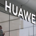 　北京市中心部にあるファーウェイの店舗に掲げられたロゴ＝３１日（共同）