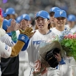 　無安打無得点試合を達成し、チームメートから祝福を受ける日本ハム・細野（手前）＝エスコンフィールド