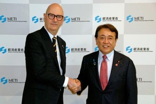 　会談前にフランスのレスキュール経済・財務相（左）と握手する赤沢経産相＝１日午前、経産省