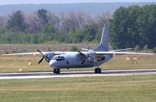 　ロシア南部ボロネジ州で演習に参加する軍輸送機アントノフ２６＝２０２１年８月（ロシア西部軍管区提供・タス＝共同）