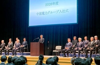 　中部電力とグループ会社が合同で行った入社式。壇上中央は訓示する林欣吾社長＝１日午前、名古屋市