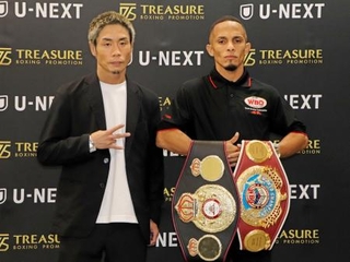 　記者会見でポーズをとる挑戦者で元ＷＢＯミニマム級王者の谷口将隆（左）と２団体統一王者のレネ・サンティアゴ＝１日、東京都文京区