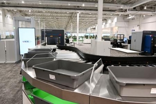 　関西空港第２ターミナル国内線エリアの改修で保安検査場に導入された「スマートレーン」＝３月３１日