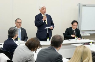 　日本イスラエル友好議員連盟の総会であいさつする中谷会長（中央）。左はイスラエルのコーヘン駐日大使＝１日午後、国会
