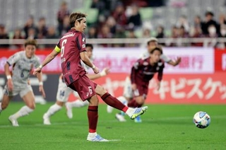 　神戸-清水　後半、チーム２点目となるＰＫを決める神戸・扇原＝ノエスタ